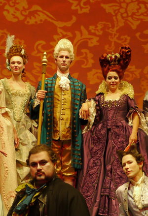 Zeremonienmeister bei Inszenierung mit Lichtjonglage