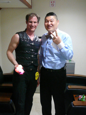 STAR KING Moderator Kang Ho Dong und Jongleur Till Pöhlmann