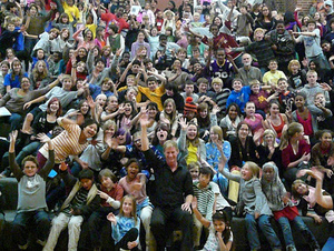 Kids der Clara Barton School und Jongleur Till Pöhlmann