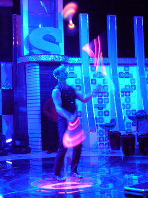 Till Poehlmann mit Feuer-Jonglage bei den Proben zur koreanischen TV-Sendung STAR KING